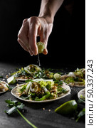 close up hand squeezing lime taco. Стоковое фото, агентство Ingram Publishing / Фотобанк Лори