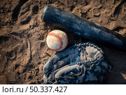 flat lay baseball bat dirt. Стоковое фото, агентство Ingram Publishing / Фотобанк Лори