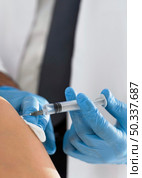 patient being vaccinated by doctor. Стоковое фото, агентство Ingram Publishing / Фотобанк Лори