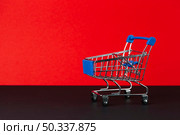 toy empty shopping trolley. Стоковое фото, агентство Ingram Publishing / Фотобанк Лори
