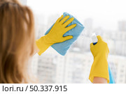 woman cleaning window with rag. Стоковое фото, агентство Ingram Publishing / Фотобанк Лори