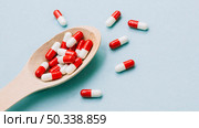 red white pills wooden spoon. Стоковое фото, агентство Ingram Publishing / Фотобанк Лори