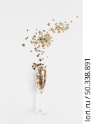 small spangles scattered from glass table. Стоковое фото, агентство Ingram Publishing / Фотобанк Лори