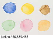 blue yellow brown green pink orange paints white paper. Стоковое фото, агентство Ingram Publishing / Фотобанк Лори