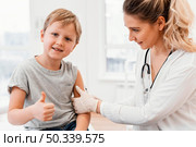 close up pediatrician vaccinating kid. Стоковое фото, агентство Ingram Publishing / Фотобанк Лори