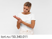 front view woman with wrist pain. Стоковое фото, агентство Ingram Publishing / Фотобанк Лори