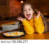 medium shot excited girl with food. Стоковое фото, агентство Ingram Publishing / Фотобанк Лори