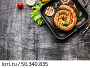 top view spiral grilled sausage with vegetable pan. Стоковое фото, агентство Ingram Publishing / Фотобанк Лори