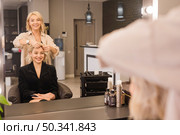 blonde woman getting her hair done. Стоковое фото, агентство Ingram Publishing / Фотобанк Лори
