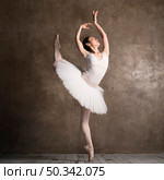 side view gracious ballerina posing. Стоковое фото, агентство Ingram Publishing / Фотобанк Лори