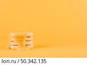 stacked cookies with lemon curd yellow background. Стоковое фото, агентство Ingram Publishing / Фотобанк Лори