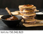 close up view delicious alfajores. Стоковое фото, агентство Ingram Publishing / Фотобанк Лори