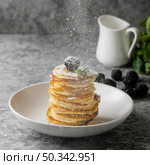 delicious pancakes with powdered sugar. Стоковое фото, агентство Ingram Publishing / Фотобанк Лори