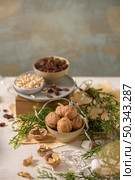 Nuts assortments, Festive decoration for Christmas, Carnavale or Mardi Gras. Стоковое фото, агентство Ingram Publishing / Фотобанк Лори