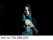creepy enchantress holding skull. Стоковое фото, агентство Ingram Publishing / Фотобанк Лори