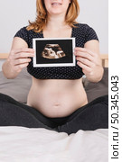 pregnant woman showing ultrasound. Стоковое фото, агентство Ingram Publishing / Фотобанк Лори