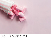 marshmallows spilled from cup. Стоковое фото, агентство Ingram Publishing / Фотобанк Лори