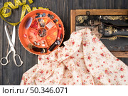 sewing supplies flowery pattern. Стоковое фото, агентство Ingram Publishing / Фотобанк Лори