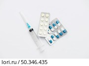 top view arrangement with syringe. Стоковое фото, агентство Ingram Publishing / Фотобанк Лори