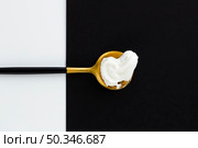 whipped cream golden spoon. Стоковое фото, агентство Ingram Publishing / Фотобанк Лори