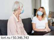 woman visiting her relative nursing home wearing medical mask. Стоковое фото, агентство Ingram Publishing / Фотобанк Лори