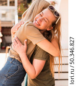 young women hugging each other. Стоковое фото, агентство Ingram Publishing / Фотобанк Лори