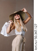 beautiful young woman holding shopping bags. Стоковое фото, агентство Ingram Publishing / Фотобанк Лори