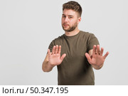 boy telling stop. Стоковое фото, агентство Ingram Publishing / Фотобанк Лори
