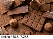 close up candy with chocolate cocoa powder. Стоковое фото, агентство Ingram Publishing / Фотобанк Лори