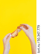 front view hand holding food leftovers. Стоковое фото, агентство Ingram Publishing / Фотобанк Лори