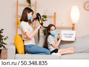 side view mom drying girl hair. Стоковое фото, агентство Ingram Publishing / Фотобанк Лори