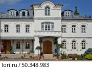 Kirzhach, Vladimir Region, Russia, June 17, 2025:   Rector's Building, Annunciation Convent of Russian Orthodox Church. Редакционное фото, фотограф Алексей Антипов / Фотобанк Лори