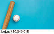 top view baseball with bat copy space. Стоковое фото, агентство Ingram Publishing / Фотобанк Лори