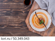 top view custard plate with mint copy space. Стоковое фото, агентство Ingram Publishing / Фотобанк Лори