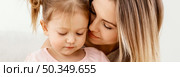 beautiful daughter mother spending time together home. Стоковое фото, агентство Ingram Publishing / Фотобанк Лори