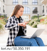 interpreter communicating through sign language. Стоковое фото, агентство Ingram Publishing / Фотобанк Лори