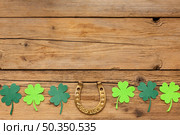 top view clovers horseshoe. Стоковое фото, агентство Ingram Publishing / Фотобанк Лори