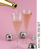 champagne pouring glass from golden bottle. Стоковое фото, агентство Ingram Publishing / Фотобанк Лори