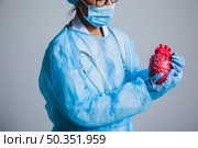 surgeon posing with heart. Стоковое фото, агентство Ingram Publishing / Фотобанк Лори