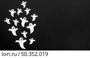 top view creepy halloween ghosts with copy space. Стоковое фото, агентство Ingram Publishing / Фотобанк Лори