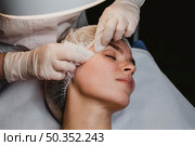 young woman getting beauty procedure wellness center. Стоковое фото, агентство Ingram Publishing / Фотобанк Лори