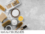 flat lay eco friendly cleaning products with copy space baking soda. Стоковое фото, агентство Ingram Publishing / Фотобанк Лори