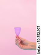 hand holding menstrual cup. Стоковое фото, агентство Ingram Publishing / Фотобанк Лори