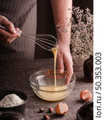 high angle cook whisking eggs bowl. Стоковое фото, агентство Ingram Publishing / Фотобанк Лори