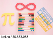 math rulers supplies with science symbols abacus. Стоковое фото, агентство Ingram Publishing / Фотобанк Лори