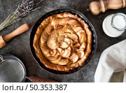 top view apple pie tray. Стоковое фото, агентство Ingram Publishing / Фотобанк Лори