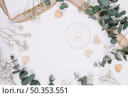 wedding rings with natural decoration. Стоковое фото, агентство Ingram Publishing / Фотобанк Лори