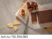 Marmalade in crackers on a kitchen counter. Стоковое фото, агентство Ingram Publishing / Фотобанк Лори