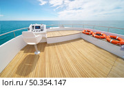 Yacht flybridge open deck, modern and luxury equipped with navigation dashboard devices. Lifestyle freedom concept. Стоковое фото, агентство Ingram Publishing / Фотобанк Лори