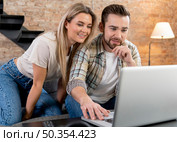 couple home having videocall with family. Стоковое фото, агентство Ingram Publishing / Фотобанк Лори